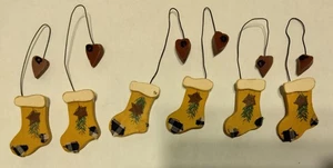 6 Adorables Adornos de Medias de Navidad de Madera con Perchas de Alambre y Corazón de Madera - Imagen 1 de 2
