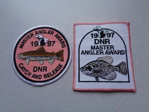 1997 MICHIGAN DNR MASTER ANGLER C & R + MASTER ANGLER AWARD FISHING PATCH -DEER - Picture 1 of 2