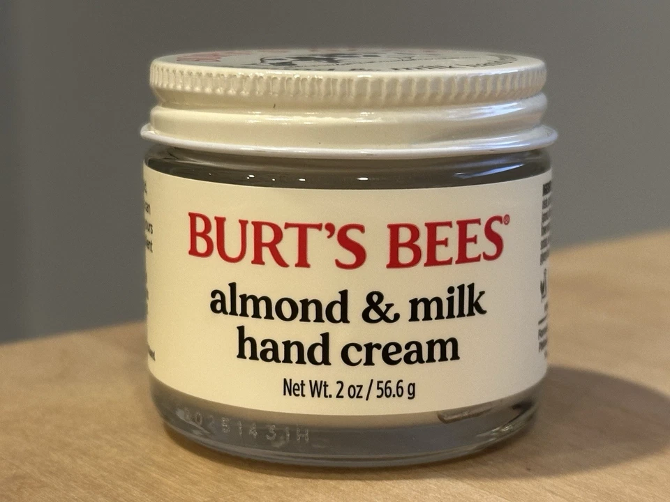 Crema de manos de almendras y leche Burt's Bees 2 OZ Foto 1 de 1