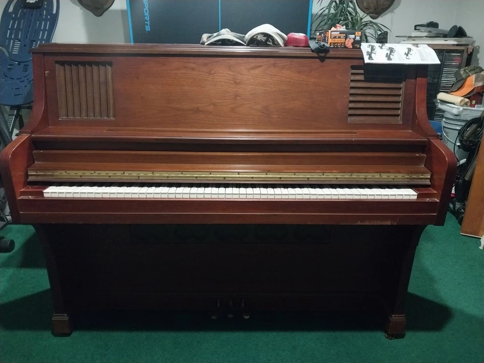¡Piano en venta!! Must Go Foto 1 de 4