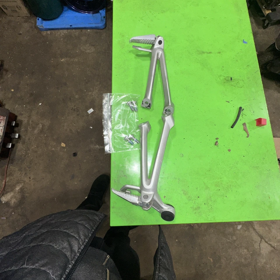 Soporte reposapiés trasero pasajero para Suzuki GSXR 600/750 K8 2008-2010 Foto 1 de 4