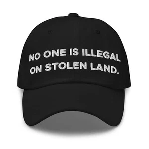 Sombrero No One Is Illegal On Stolen Land (gorra bordada de papá) - Imagen 1 de 17