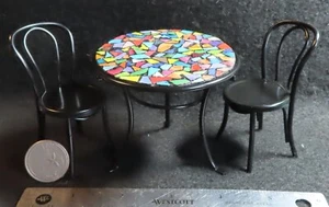 Mosaik Tischplatte OOAK schwarz Metalltisch & 2 Stühle Terrasse 1:12 Mini 7690 ISTZUSTAND - Bild 1 von 6