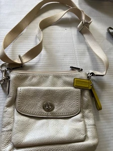 Bolso Bandolera COACH Penelope Turnlock Swingpack Cuero Guijarro Crema - Imagen 1 de 4