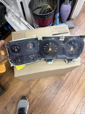 81-87 Chevy C10 K5 Blazer Suburban Instrument Gauge Cluster 73-87 Chevy  Pickup - Image 1 of 3