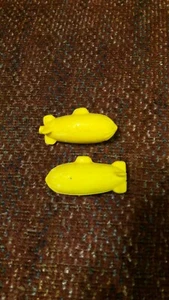 Zwei alte gelbe Goodyear Blimp Radiergummis mit Werbung - Bild 1 von 2