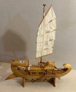 Chinesisches Trödelschiff aus Holz Modell 12” H x 11” B - Bild 1 von 15
