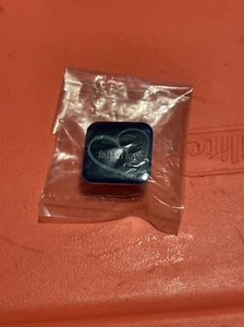 Mercedes-Benz lapel pin “Fall in Love” 1998 sales campaign New In Bag Pinback - Picture 1 of 2