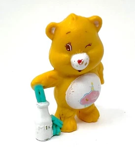 Figura de oso de cumpleaños de 1984 de cuidado con jarra de leche y alfileres de ropa de colección difícil de encontrar - Imagen 1 de 9