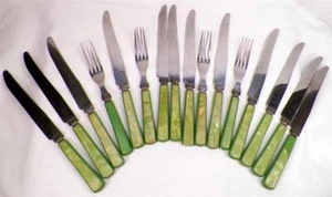 Grünes Besteckset 16-teilig Kunststoff Marmoroptik Retro 12 Messer 4 Gabel Vintage - Bild 1 von 12