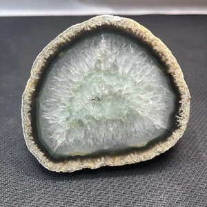 Pietra da esposizione mezza lucida geode cristallo agata 3,5" viola bianco verde 13 oz - Foto 1 di 6