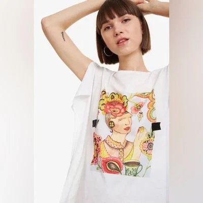 Camiseta para mujer Desigual blanca empanada floral con aberturas en los brazos talla mediana usada en excelente estado Foto 1 de 4