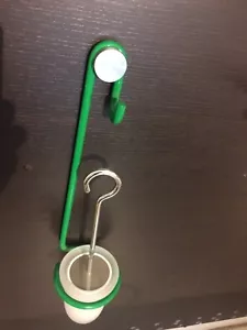 BERTOCCI 7021 PORTA SCOPINO LINEA SEGNO DA SOSPESO H Cm 25 IN OTTONE VERDE - Foto 1 di 2