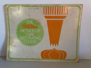 Vintage The Wilton Method of Cake Decorating Course Softbound 1977 Illustrated - Picture 1 of 12
