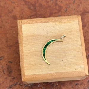 14KT Yellow Gold Crescent Moon Malachite Gemstone Inlayed Flat Pendant Cham 20mm - Foto 1 di 6