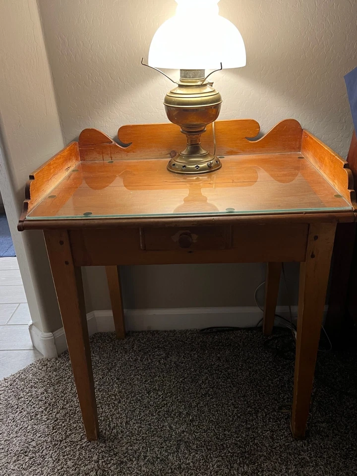 Mesa auxiliar American Federal de arce con detalles festoneados alrededor de 1825, MB622 Foto 1 de 4