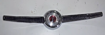 Botón de bocina Plymouth Fury 1964-66 2768110 - PL573 Foto 1 de 4