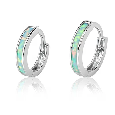 Pendientes de aro Huggie de ópalo blanco de una fila de oro blanco de 14k Foto 1 de 2