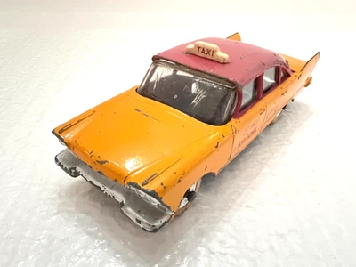 Coche de colección Dinky Toys PLYMOUTH PLAZA TAXI Nº 178 - 2 tonos naranja/rojo Foto 1 de 4