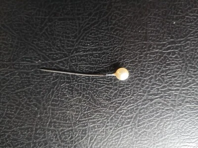 Ancienne épingle à cravate ou chapeau métal argenté et perle - Photo 1/2