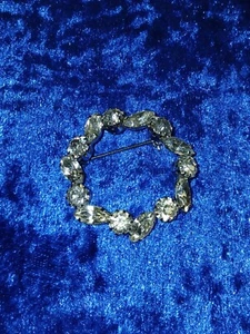 Vintage Wreath Circle Brooch Pin Rhinestones 1-1/8" Silver Tone - Bild 1 von 3
