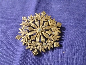 Gorgeous Vintage JJ Gold Snowflake Lapel Pin - Picture 1 of 3