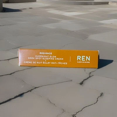 Crema para dormir Ren Clean Skincare Radiance Overnight Glow manchas oscuras Foto 1 de 2