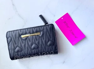 BETSEY JOHNSON Geldbörse XOIVY Damen Bifold - Schwarz Gesteppte Herzen - Bild 1 von 6