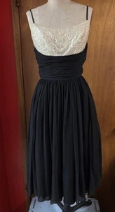 Abito da cocktail vintage anni '50 nero seta chiffon panna perline 32" B Jay Herbert - Foto 1 di 18