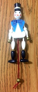 Vintage Zugspielzeug Weihnachten 7 1/2" groß bewegliche Arme Beine Schneemann Hängespielzeug - Bild 1 von 4