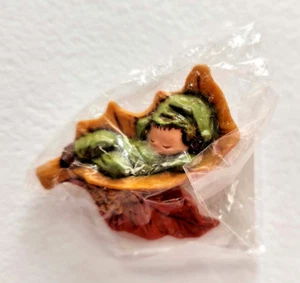 Hallmark PIN Acción de Gracias Vintage PIXIE Bebé ELF Durmiendo Hoja 1978 Nuevo 1,25 en paquete - Imagen 1 de 4