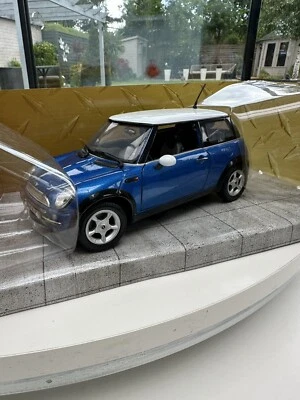 1/18 Mini Cooper R50 Die Cast Model Car , Motormax Premier Collection, Blue - Image 1 of 4
