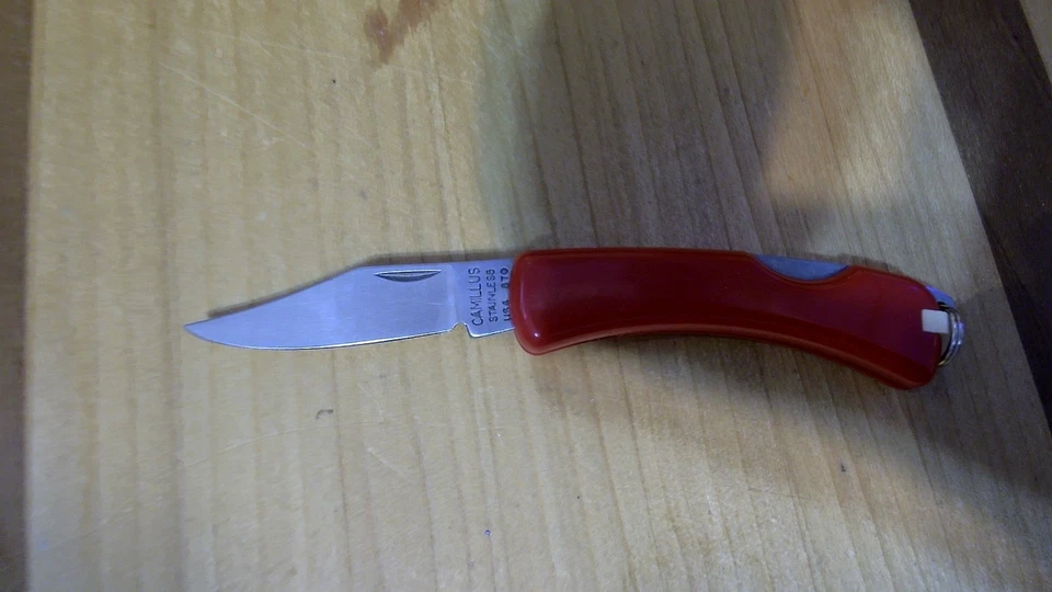 Camillus 870 Checkmate Red Keyring Lockback Knife USA with Tweezers Toothpick - Image 1 of 3