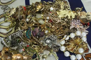 Lot bijoux vintage style maintenant vrac 30 pièces sans jonque TOUT bon port toute broche - Photo 1 sur 6