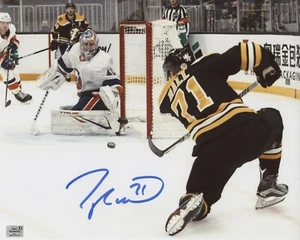 Taylor Hall Boston Bruins signed 8x10 Shooting on goal VS NYI - Picture 1 of 2