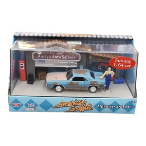 Motormax 1970 Dodge Challenger Shop & Zubehör Diorama 1:64 American Grafitti - Bild 1 von 10