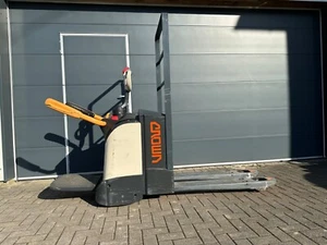Niederhubwagen Ameise Crown WP 3040 S mit Mitfahrplattform - Bild 1 von 11