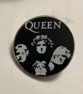 Queen, "The Band" Emaille Pin - Neu - Bild 1 von 3