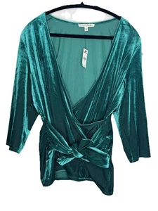 Blusa de suéter acanalado con lazo cruzado para mujer EXPRESS en verde esmeralda de vacaciones - Imagen 1 de 9