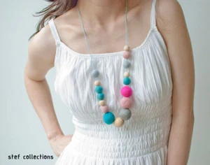 Collar de cuentas de madera bolas de fieltro azul rosa, collar de moda mujer niña - Imagen 1 de 4