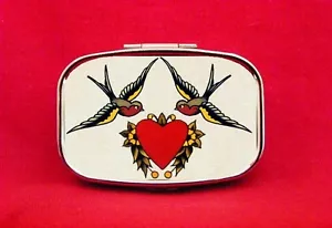 SCHWALBE HERZ TATTOO VÖGEL METALL PILLEN NEUWERTIG BOX ETUI - Bild 1 von 2