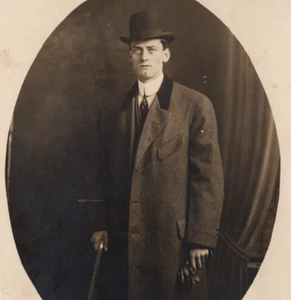 Chicago Mann Bowler Hut Stock Handschuhe unbekannter Ort RPPC Echtfoto Postkarte - Bild 1 von 3