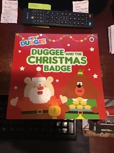 HEY DUGGEE DUGGEE AND THE CHRISTMAS BADGE PAPERBACK BIRTHDAY BEDTIME - Picture 1 of 2