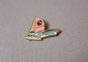 pin's voile / Catamaran Primagaz (zamac doré signé starpin's) longueur: 3,4 cm - Picture 1 of 1