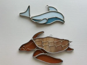 Braune Meeresschildkröte & hellblauer Delfin Sonnenfänger Buntglas hängend - Bild 1 von 7