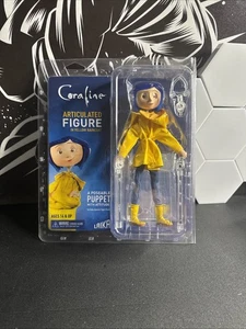 CORALINE (IMPERMÉABLE JAUNE) 7" pouces posable articulé + plié les deux figurines NECA - Photo 1/2