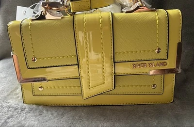 Bandolera River Island charol amarillo herrajes dorados Foto 1 de 4