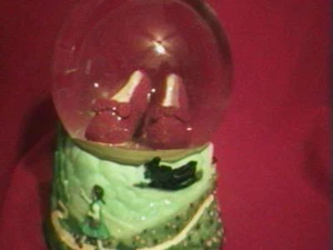 WIZARD OF OZ " RUBY SHOES " SPIELUHR / WATERGLOBE " RARE 1997 " SNOWGLOBE - Bild 1 von 1