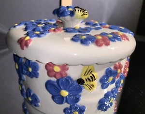 Caja de baratijas vintage de cerámica floral de abeja Arnel's - Imagen 1 de 10