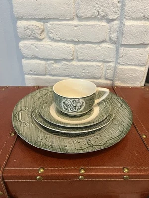 Vintage Royal China Old Curiosity Shop Pacote de Pratos e Copos, Década de 1950 - Imagem 1 de 4